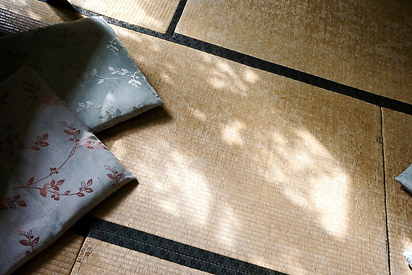 포토 JPG 전통 아시아 백그라운드 고건축 주택 실내 방석 그림자 사람없음 햇빛 방 대만 다다미 다다미방 국내포토 건축물 나라 내부 건물 태양 파일형식