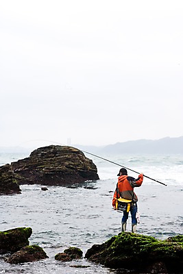 포토 JPG 주간 해외풍경 해외 남자 아시아 바다 레저 낚시 아웃도어 한명 서기 들기 사람 풍경 해변 야외 뒷모습 돌_바위 바위 낚싯대 대만 바다낚시 남자만 남자한명만 국내포토 자연요소 1 나라 뷰포인트 모션 낚시용품 파일형식