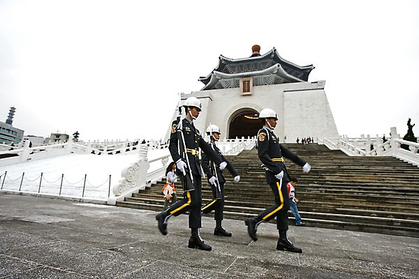 포토 JPG 주간 해외풍경 해외 건축물 건축 아시아 사람 풍경 여러명 야외 건물 옆모습 울타리 걷기 계단 군인 대만 근위병 기념관 중정기념관 행진 헌병 헌병교대식 국내포토 자연요소 직업 나라 뷰포인트 외국문화 다수 모션 담장 국군 파일형식