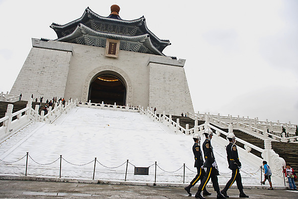 포토 JPG 주간 해외풍경 해외 건축물 건축 아시아 사람 풍경 여러명 야외 건물 울타리 계단 군인 대만 근위병 기념관 중정기념관 헌병 헌병교대식 국내포토 자연요소 직업 나라 외국문화 다수 담장 국군 파일형식