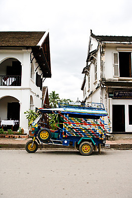 포토 JPG 주간 해외풍경 해외 건축물 아시아 육상교통 교통수단 자동차 풍경 사람없음 야외 건물 도시 라오스 삼륜차 국내포토 자연요소 건축 나라 교통 파일형식
