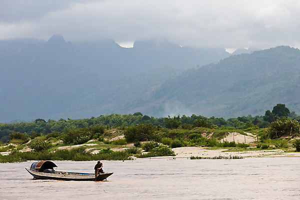 포토 JPG 주간 구름 해외풍경 해외 남자 아시아 자연 산 한명 사람 풍경 야외 강 나룻배 어부 고기잡이 라오스 메콩강 선박 남자만 남자한명만 국내포토 자연요소 직업 1 나라 수상교통 배_교통 어업 생태계 파일형식
