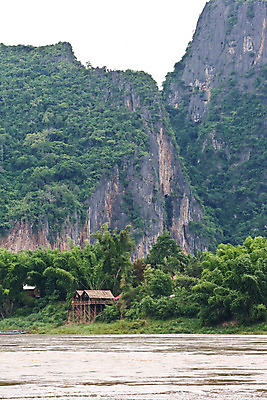포토 JPG 주간 나무 식물 해외풍경 해외 아시아 자연 산 주택 풍경 사람없음 야외 건물 강 절벽 라오스 메콩강 국내포토 자연요소 건축물 나라 생태계 파일형식