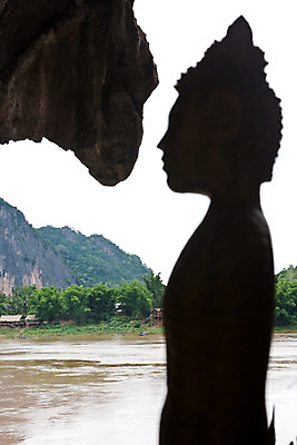 포토 JPG 주간 나무 식물 해외풍경 해외 실루엣 아시아 종교 문화 불교 자연 산 풍경 사람없음 야외 아웃포커스 강 동상 불상 라오스 메콩강 국내포토 자연요소 나라 촬영기법 조형물 생태계 기념물 파일형식