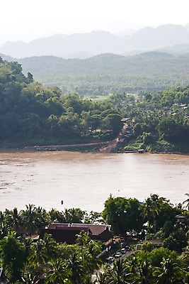 포토 JPG 주간 나무 식물 해외풍경 해외 건축물 아시아 자연 산 주택 풍경 사람없음 야외 건물 강 마을 도시 라오스 메콩강 국내포토 자연요소 건축 나라 생태계 파일형식