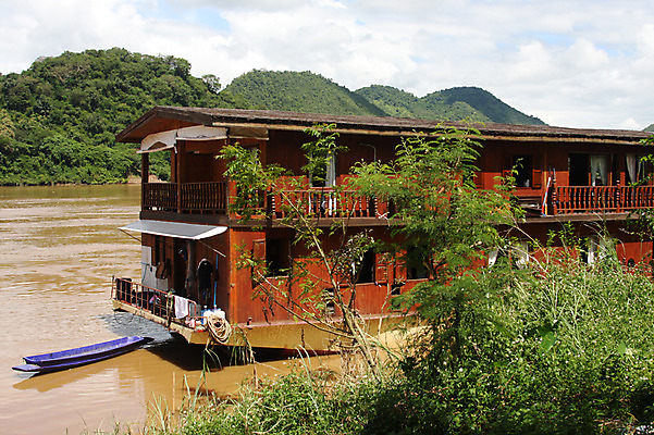 포토 JPG 주간 나무 식물 구름 해외풍경 해외 건축물 아시아 교통수단 수상교통 하늘 산 풍경 사람없음 야외 건물 강 항구 정박 라오스 나루터 선박 국내포토 자연요소 건축 나라 교통 배_교통 교통시설 파일형식