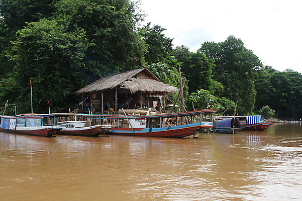 포토 JPG 주간 나무 식물 해외풍경 해외 건축물 아시아 교통수단 수상교통 풍경 야외 건물 강 항구 정박 원두막 라오스 나루터 선박 국내포토 자연요소 건축 나라 교통 배_교통 교통시설 파일형식