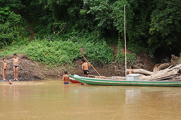포토 JPG 주간 외국인 나무 식물 해외풍경 해외 남자 아시아 어린이 물놀이 놀이 동양인 풍경 소년 여러명 야외 강 라오스 나루터 선박 남자만 어린이만 소년만 국내포토 자연요소 나라 다수 수상교통 사람 인종 항구 파일형식
