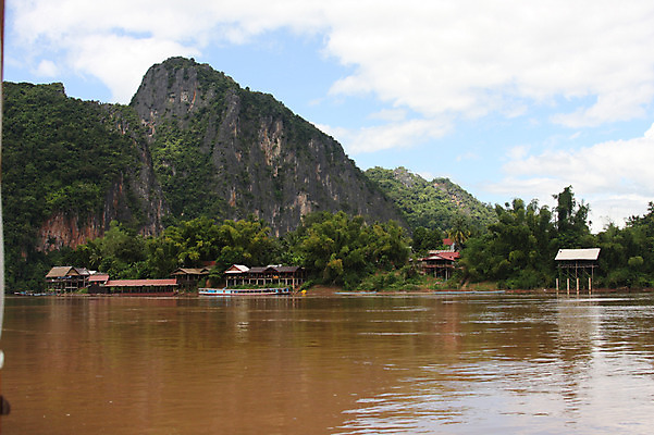 포토 JPG 주간 나무 식물 구름 해외풍경 해외 건축물 아시아 자연 하늘 산 풍경 사람없음 야외 건물 강 항구 라오스 나루터 선박 국내포토 자연요소 건축 나라 수상교통 교통시설 생태계 파일형식
