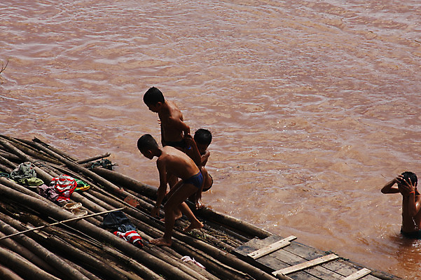 포토 JPG 주간 외국인 나무 해외풍경 해외 남자 아시아 어린이 물놀이 놀이 동양인 풍경 소년 여러명 야외 강 라오스 뗏목 남자만 어린이만 소년만 국내포토 자연요소 식물 나라 교통수단 다수 배_교통 사람 인종 파일형식