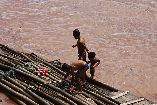 포토 JPG 주간 외국인 나무 해외풍경 해외 남자 아시아 어린이 물놀이 놀이 동양인 풍경 소년 야외 세명 강 라오스 뗏목 남자만 어린이만 소년만 국내포토 자연요소 식물 나라 교통수단 배_교통 사람 인종 파일형식