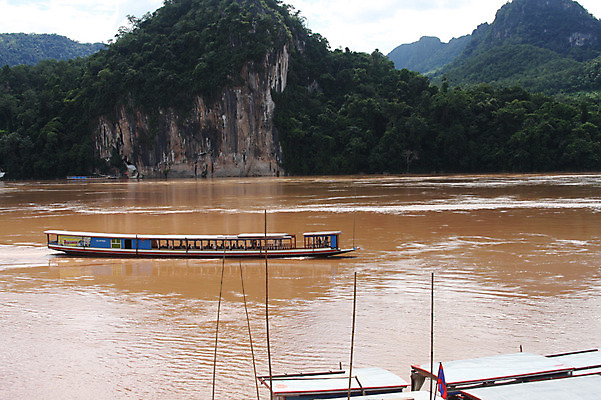 포토 JPG 주간 해외풍경 해외 아시아 교통수단 수상교통 자연 산 풍경 야외 강 라오스 나루터 선박 국내포토 자연요소 나라 교통 항구 생태계 파일형식