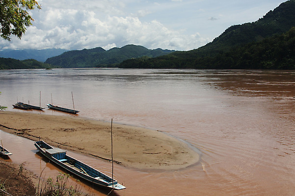 포토 JPG 주간 구름 해외풍경 해외 아시아 자연 하늘 산 풍경 사람없음 야외 강 고요 나룻배 정박 라오스 나루터 선박 국내포토 자연요소 나라 수상교통 배_교통 항구 생태계 파일형식