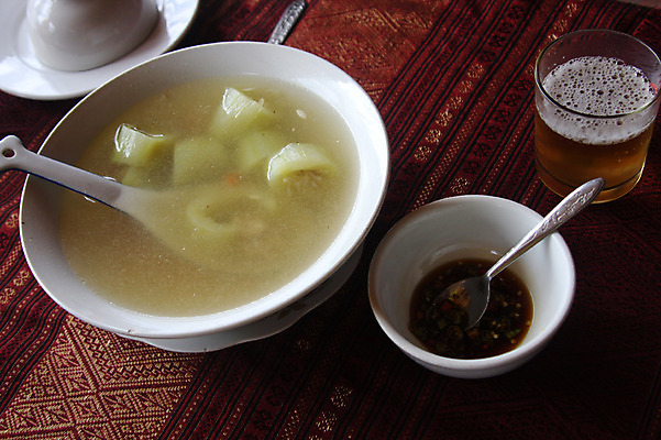 포토 JPG 해외풍경 해외 그릇 아시아 음식 식탁 탁자 잔 맥주 사람없음 컵 숟가락 대접 양념 탕 국 간장 라오스 국내포토 식기 나라 가구 주류 수저 풍경 파일형식 음료 생활용품 오브젝트