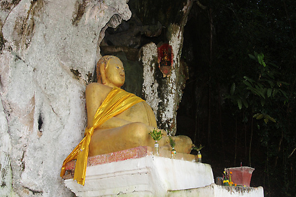 포토 JPG 주간 해외풍경 해외 아시아 종교 문화 불교 종교시설 사람없음 야외 동상 돌_바위 바위 사찰 사원 불상 부처 라오스 제단 국내포토 자연요소 나라 비즈니스 종교건축 풍경 조형물 시설 기념물 파일형식