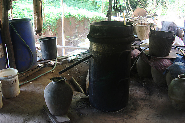 포토 JPG 주간 해외풍경 해외 아시아 사람없음 야외 물 수건 바구니 항아리 수도꼭지 수도 라오스 호스 걸레 수돗가 수도_상하수도 국내포토 자연요소 나라 풍경 위생용품 도자기 청소도구 상하수도 파일형식