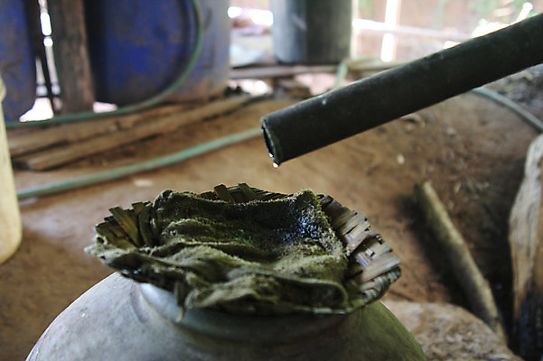 포토 JPG 주간 해외풍경 해외 아시아 사람없음 야외 아웃포커스 물 수건 바구니 항아리 수도 라오스 호스 걸레 수돗가 수도_상하수도 국내포토 자연요소 나라 촬영기법 풍경 위생용품 도자기 청소도구 상하수도 파일형식