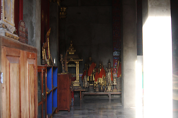 포토 JPG 해외풍경 해외 건축물 아시아 종교 불교 종교시설 사람없음 동상 기둥 사찰 사원 불상 라오스 법당 제단 국내포토 건축 나라 종교건축 풍경 조형물 시설 기념물 파일형식