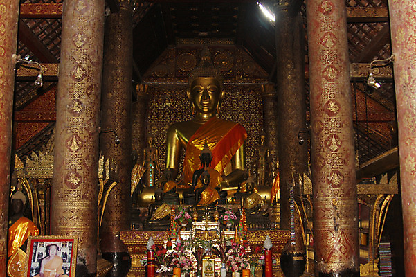 포토 JPG 해외풍경 해외 아시아 종교 액자 불교 종교시설 사람없음 동상 기둥 사찰 사원 불상 라오스 법당 제단 국내포토 건축 나라 종교건축 풍경 조형물 시설 기념물 파일형식