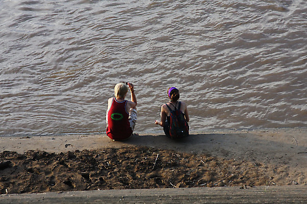 포토 JPG 주간 서양인 외국인 백인 해외풍경 해외 여자 남자 아시아 호수 여행 배낭 사람 앉기 20대 성인 야외 두명 뒷모습 강 여행객 물가 강가 라오스 청년만 성인만 국내포토 자연요소 나라 뷰포인트 가방 모션 인종 풍경 청년 파일형식