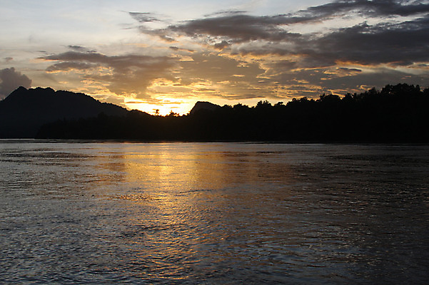 포토 JPG 구름 해외풍경 해외 실루엣 아시아 호수 자연 하늘 산 풍경 사람없음 야외 강 태양 노을 일몰 라오스 국내포토 자연요소 나라 촬영기법 생태계 파일형식