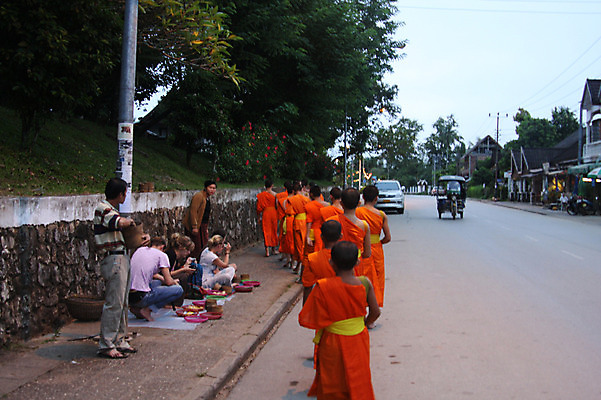 포토 JPG 주간 서양인 외국인 나무 식물 해외풍경 해외 아시아 종교 도로 길 불교 자동차 거리 사람 동양인 풍경 여러명 야외 건물 차도 도시 승려 동자승 라오스 국내포토 자연요소 건축물 나라 육상교통 다수 교통시설 인종 성직자 파일형식