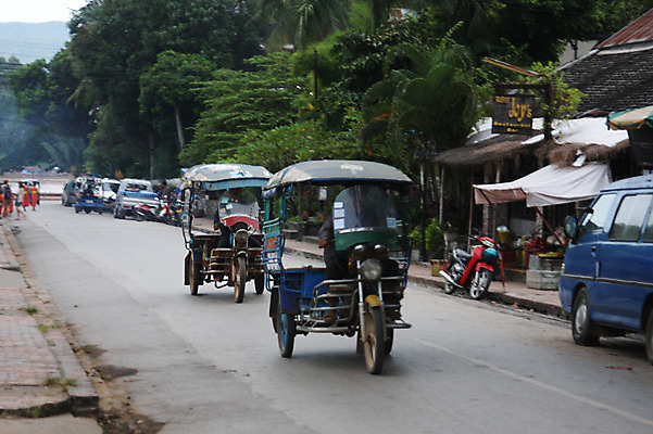 포토 JPG 주간 나무 식물 해외풍경 해외 아시아 도로 육상교통 교통수단 교통 자동차 거리 대중교통 풍경 야외 건물 도시풍경 차도 오토바이 도시 라오스 국내포토 자연요소 건축물 나라 길 교통시설 바이크 파일형식