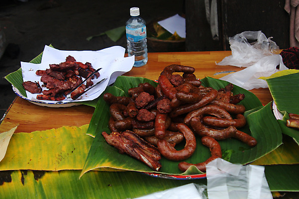 포토 JPG 주간 해외풍경 해외 그릇 접시 아시아 음식 잎 나뭇잎 집게 육류 사람없음 야외 판매 소시지 시장 구이 물병 생수 라오스 재래시장 노점 전통시장 국내포토 자연요소 식물 전통 식기 나라 식재료 풍경 상점 가공식품 물통 파일형식