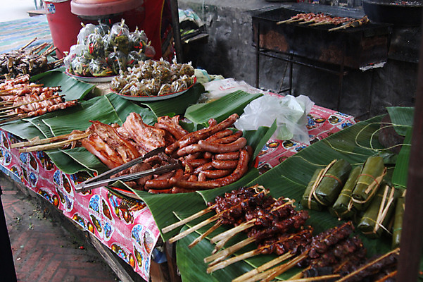 포토 JPG 주간 해외풍경 해외 아시아 음식 잎 나뭇잎 육류 사람없음 야외 판매 소시지 시장 구이 라오스 재래시장 꼬치구이 노점 전통시장 국내포토 자연요소 식물 전통 나라 식재료 풍경 상점 가공식품 꼬치 파일형식