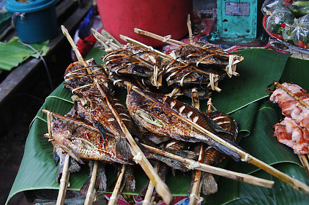 포토 JPG 주간 해외풍경 해외 음식 나뭇잎 사람없음 야외 해물요리 꼬치 해산물 생선구이 라오스 재래시장 꼬치구이 국내포토 자연요소 아시아 잎 풍경 시장 구이 생선요리 파일형식
