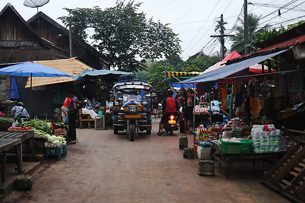 포토 JPG 주간 나무 식물 해외풍경 해외 아시아 거리 사람 풍경 여러명 야외 상점 오토바이 시장 상인 라오스 재래시장 전통시장 국내포토 자연요소 전통 나라 다수 바이크 파일형식