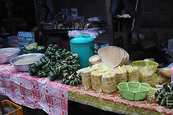 포토 JPG 주간 해외풍경 해외 그릇 아시아 음식 사람없음 야외 판매 바구니 상점 전시 시장 묶기 라오스 재래시장 대야 노점 전통시장 국내포토 자연요소 전통 식기 나라 모션 풍경 파일형식