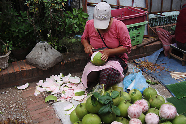 포토 JPG 주간 외국인 모자 해외풍경 해외 여자 열매 아시아 음식 과일 한명 사람 앉기 동양인 야외 바구니 시장 칼 상인 라오스 재래시장 손질 노점 전통시장 여자만 여자한명만 깎기 국내포토 자연요소 식물 1 전통 잡화 나라 모션 인종 풍경 상점 파일형식