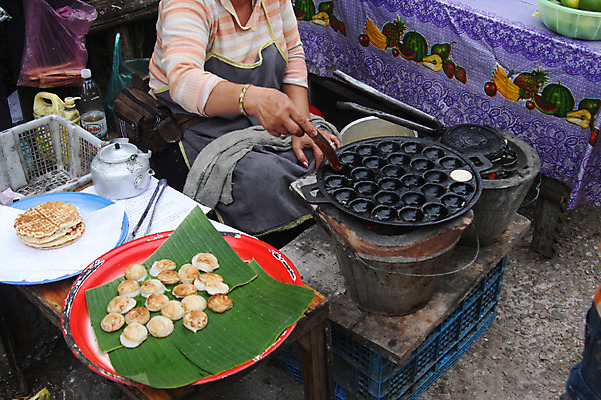 포토 JPG 주간 해외풍경 해외 그릇 접시 여자 아시아 음식 잎 주전자 나뭇잎 요리 한명 사람 앉기 야외 시장 전 상인 부침개 라오스 재래시장 노점 전통시장 화덕 여자만 여자한명만 국내포토 자연요소 식물 1 전통 식기 나라 한식 모션 주방용품 풍경 상점 화로 파일형식