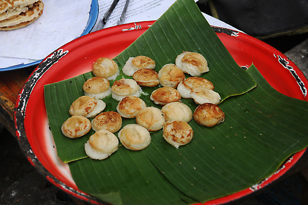 포토 JPG 주간 해외풍경 해외 그릇 접시 아시아 음식 잎 나뭇잎 사람없음 야외 시장 전 부침개 라오스 재래시장 전통시장 국내포토 자연요소 식물 전통 식기 나라 한식 풍경 파일형식
