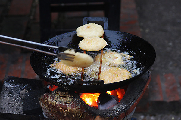 포토 JPG 주간 해외풍경 해외 아시아 음식 불 집게 요리 사람없음 야외 튀김 시장 기름 솥 냄비 라오스 재래시장 끓이기 국내포토 자연요소 나라 모션 주방용품 풍경 파일형식