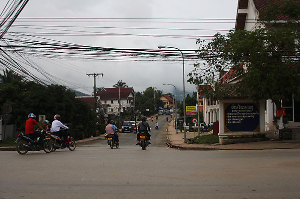 포토 JPG 주간 나무 식물 해외풍경 해외 건축물 아시아 도로 길 육상교통 교통수단 교통 자동차 거리 사람 풍경 여러명 야외 건물 도시풍경 차도 전선 오토바이 도시 승차 라오스 국내포토 자연요소 건축 나라 다수 교통시설 모션 바이크 파일형식