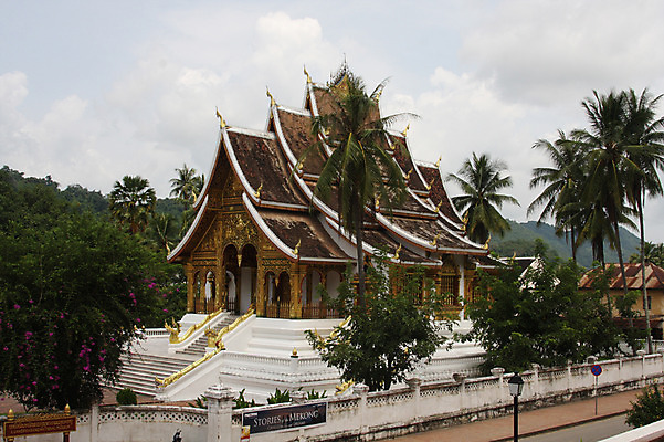 포토 JPG 주간 나무 식물 구름 해외풍경 해외 건축물 아시아 종교 고건축 불교 해외건축 종교시설 하늘 풍경 사람없음 야외 건물 야자수 동양건축 사찰 사원 라오스 국내포토 자연요소 건축 나라 종교건축 시설 파일형식 동양