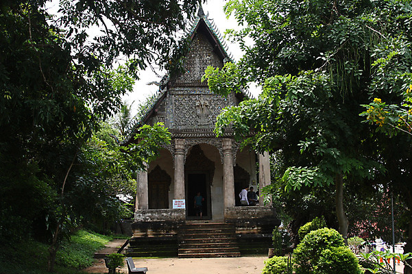 포토 JPG 주간 나무 식물 해외풍경 해외 건축물 건축 아시아 종교 유적 해외건축 유적지 종교시설 사람 풍경 야외 건물 여행객 동양건축 사찰 사원 숲 라오스 국내포토 자연요소 전통 나라 고건축 종교건축 시설 파일형식 동양