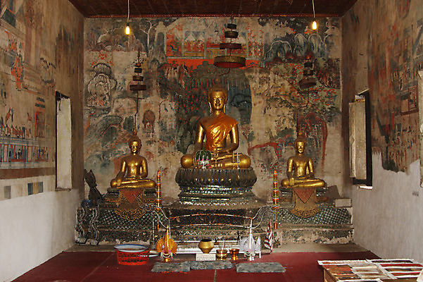 포토 JPG 해외풍경 해외 아시아 종교 문화 불교 종교시설 조명 실내 사람없음 조형물 조각상 사찰 사원 불상 그림 라오스 탱화 불당 제단 국내포토 나라 비즈니스 종교건축 미술 풍경 내부 시설 불교미술 파일형식