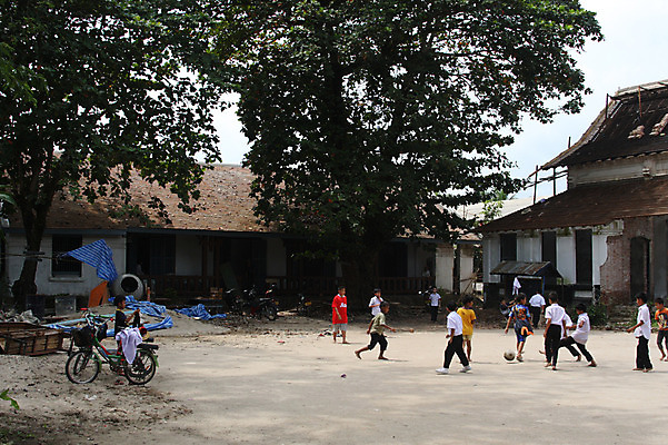 포토 JPG 주간 외국인 나무 식물 해외풍경 해외 건축물 남자 아시아 어린이 스포츠 사람 동양인 풍경 소년 여러명 야외 건물 운동 자전거 축구 운동장 라오스 공터 남자만 어린이만 소년만 국내포토 자연요소 건축 나라 다수 스포츠시설 건강 인종 구기 바이크 공간 파일형식
