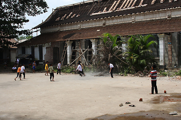 포토 JPG 주간 외국인 나무 식물 해외풍경 해외 건축물 남자 아시아 어린이 스포츠 사다리 사람 동양인 풍경 소년 여러명 야외 건물 운동 축구 운동장 라오스 공터 남자만 어린이만 소년만 국내포토 자연요소 건축 나라 다수 스포츠시설 건강 인종 구기 공간 도구 파일형식