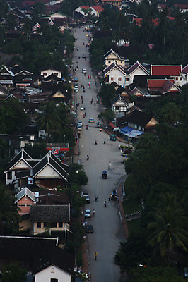 포토 JPG 주간 나무 식물 해외풍경 해외 아시아 도로 길 자동차 주택 사람 풍경 야외 건물 도시풍경 마을 차도 오토바이 도시 라오스 국내포토 자연요소 건축물 나라 육상교통 교통시설 바이크 파일형식