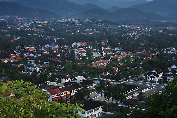 포토 JPG 주간 나무 식물 해외풍경 해외 아시아 자연 산 주택 풍경 사람없음 야외 건물 도시풍경 마을 도시 숲 라오스 국내포토 자연요소 건축물 나라 생태계 파일형식