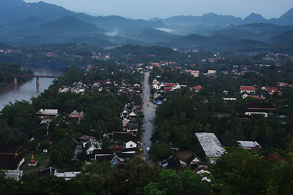 포토 JPG 주간 나무 식물 해외풍경 해외 아시아 도로 길 자연 산 주택 풍경 사람없음 야외 건물 강 도시풍경 마을 도시 숲 라오스 가교 국내포토 자연요소 건축물 나라 교통시설 생태계 파일형식