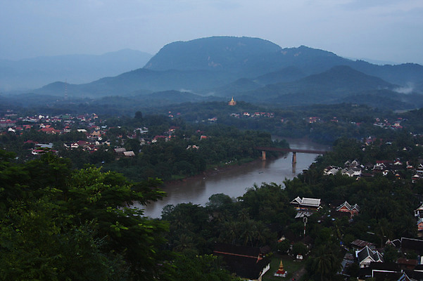 포토 JPG 주간 나무 식물 해외풍경 해외 아시아 자연 산 주택 풍경 사람없음 야외 건물 강 도시풍경 마을 도시 숲 라오스 가교 국내포토 자연요소 건축물 나라 생태계 파일형식