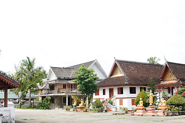 포토 JPG 주간 나무 식물 해외풍경 해외 건축물 건축 아시아 종교 불교 해외건축 종교시설 풍경 사람없음 야외 건물 야자수 동양건축 사찰 사원 불상 라오스 국내포토 자연요소 나라 종교건축 시설 파일형식 동양