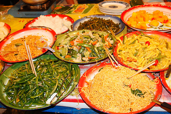 포토 JPG 해외 그릇 접시 아시아 음식 채소 젓가락 밥 요리 사람없음 숟가락 면류 면 시장 라오스 재래시장 전통시장 국내포토 전통 식기 나라 수저 파일형식