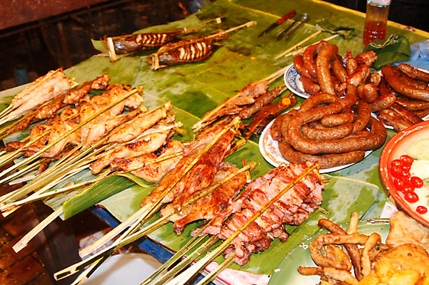 포토 JPG 해외 그릇 접시 아시아 음식 육류 요리 사람없음 판매 전시 소시지 꼬치 시장 라오스 재래시장 꼬치구이 전통시장 국내포토 전통 식기 나라 식재료 가공식품 구이 파일형식