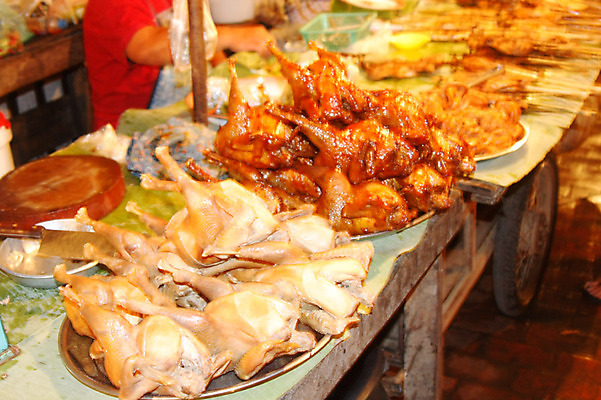 포토 JPG 해외 아시아 음식 요리 사람 판매 치킨 닭고기 전시 닭 꼬치 시장 상인 라오스 재래시장 꼬치구이 전통시장 국내포토 전통 나라 조류 육류 구이 닭고기요리 파일형식